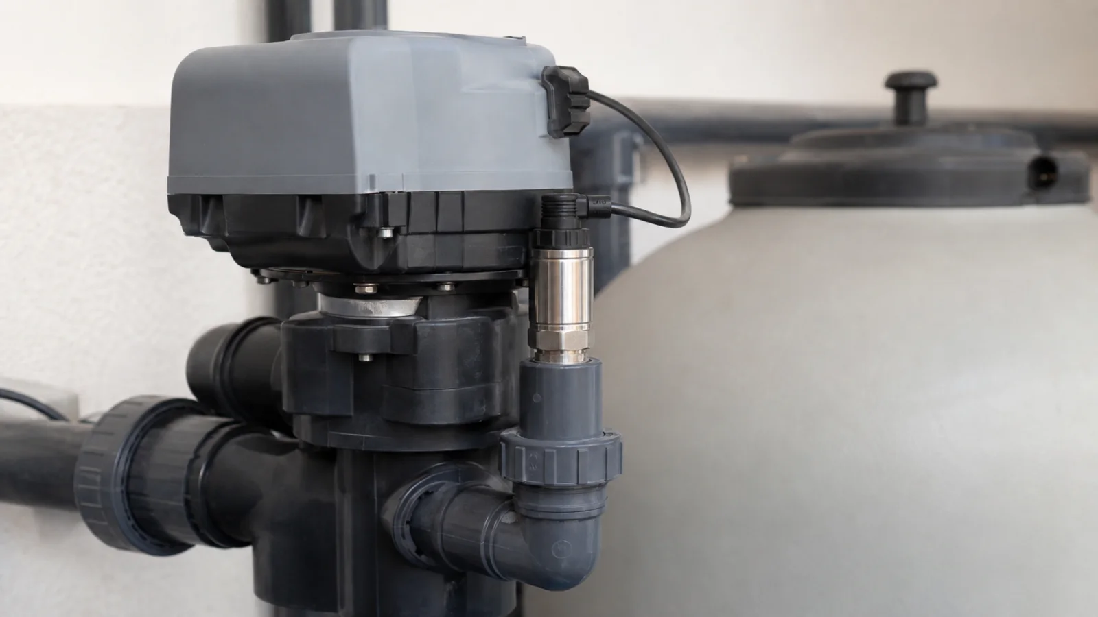 Drucksensor neben einem geschlossenen automatischen Rückspülventil am Poolfilter